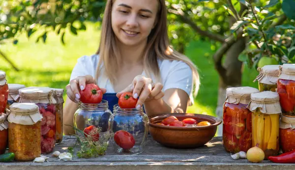 Bahçede Domatesleri ve Sebzeleri Koruyan Kadın.