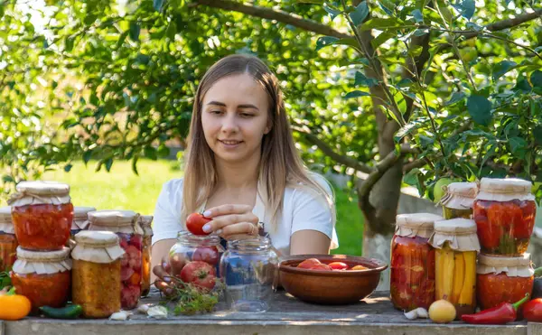 Bahçede Domatesleri ve Sebzeleri Koruyan Kadın.