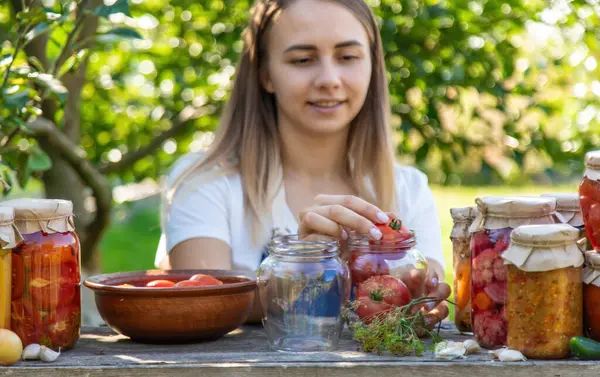 Bahçede Domatesleri ve Sebzeleri Koruyan Kadın.