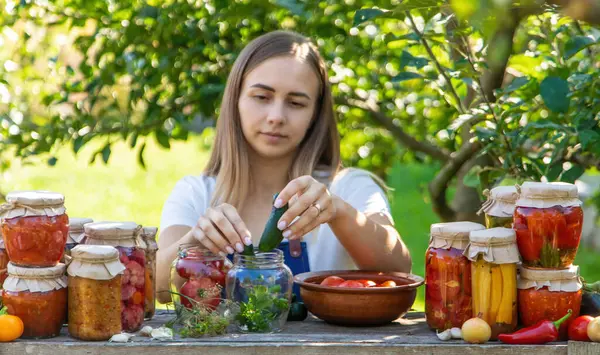 Sebzeleri Yaz Bahçesinde Koruyan Kadın.