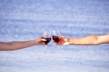 Deniz kenarında şarap içen iki kız..