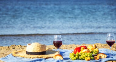 Denize karşı iki bardak şarap ve meyve.