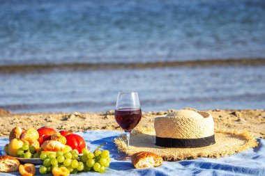 Denize karşı iki bardak şarap ve meyve.