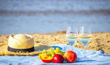 Denize karşı iki bardak şarap ve meyve.