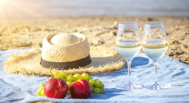 Denize karşı iki bardak şarap ve meyve.