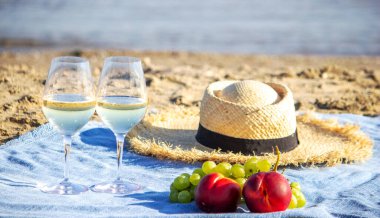 Denize karşı iki bardak şarap ve meyve.