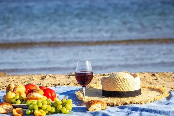 Denize karşı iki bardak şarap ve meyve.