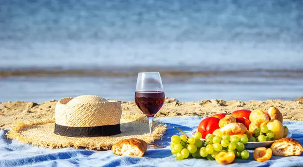 Denize karşı iki bardak şarap ve meyve.