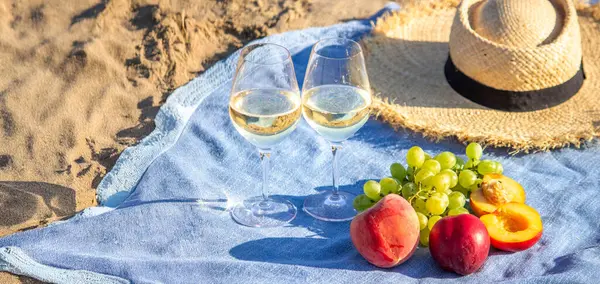 Denize karşı iki bardak şarap ve meyve.
