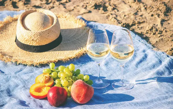 Denize karşı iki bardak şarap ve meyve.