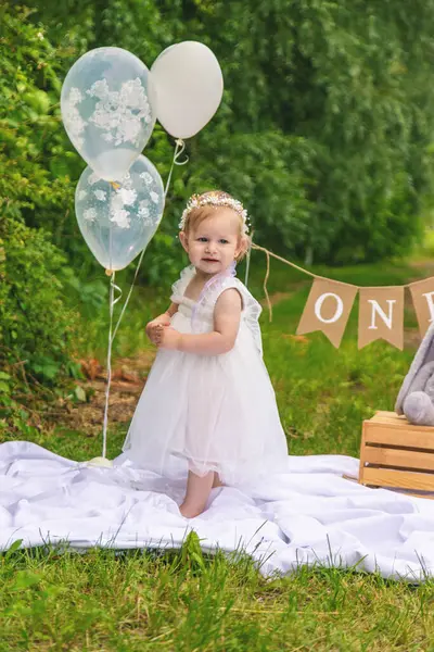 Küçük güzel kız ilk doğum gününü kutluyor. Boho tarzı. Tatil. kek.