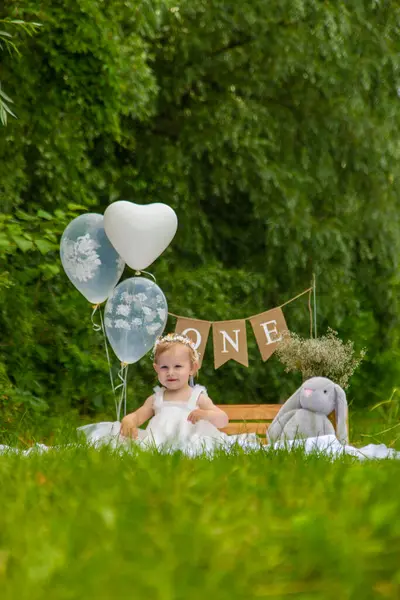 Küçük güzel kız ilk doğum gününü kutluyor. Boho tarzı. Tatil. kek.