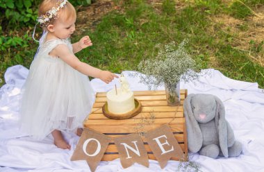 Küçük güzel kız ilk doğum gününü kutluyor. Boho tarzı. Pasta nefis.