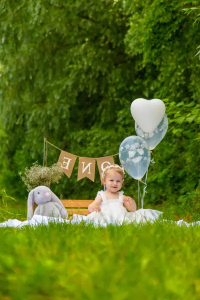 Küçük güzel kız ilk doğum gününü kutluyor. Boho tarzı. Tatil. kek.