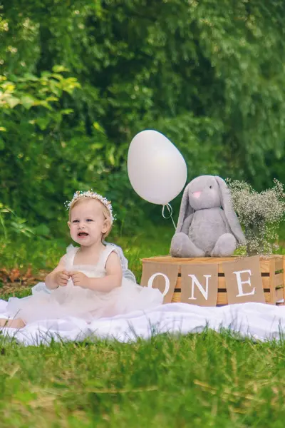 Küçük güzel kız ilk doğum gününü kutluyor. Boho tarzı. Tatil. kek.