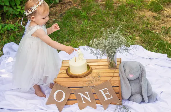 Küçük güzel kız ilk doğum gününü kutluyor. Boho tarzı. Pasta nefis.