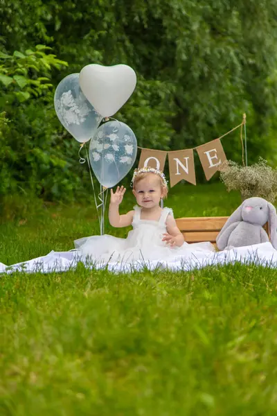 Küçük güzel kız ilk doğum gününü kutluyor. Boho tarzı. Tatil. kek.