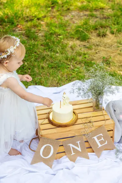 Küçük güzel kız ilk doğum gününü kutluyor. Boho tarzı. Pasta nefis.