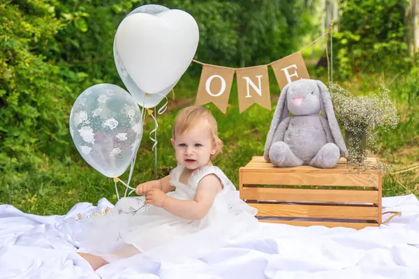 Küçük güzel kız ilk doğum gününü kutluyor. Boho tarzı. Tatil. kek.