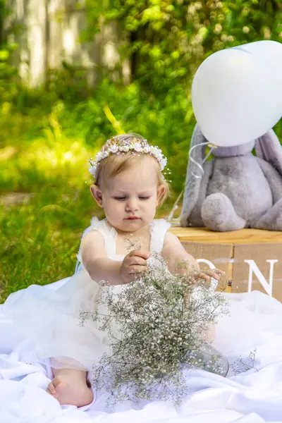 Küçük güzel kız ilk doğum gününü kutluyor. Boho tarzı. Tatil. kek.