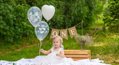 Küçük güzel kız ilk doğum gününü kutluyor. Boho tarzı. Tatil. kek.