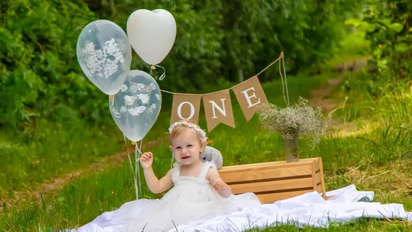 Küçük güzel kız ilk doğum gününü kutluyor. Boho tarzı. Tatil. kek.