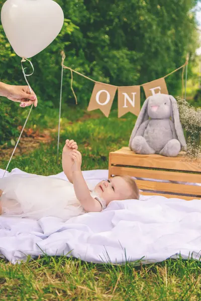 Küçük güzel kız ilk doğum gününü kutluyor. Boho tarzı. Tatil. kek.