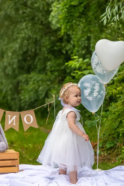 Küçük güzel kız ilk doğum gününü kutluyor. Boho tarzı. Tatil. kek.