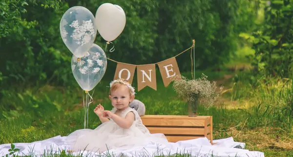 Küçük güzel kız ilk doğum gününü kutluyor. Boho tarzı. Tatil. kek.