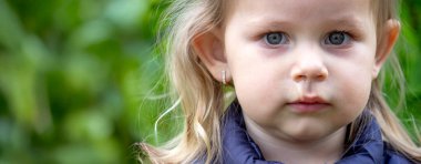 Küçük kızda sümük var. Bahar alerjisi.