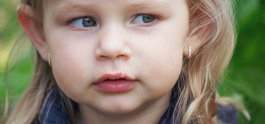 Küçük kızda sümük var. Bahar alerjisi.