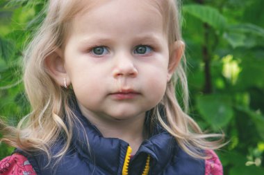Küçük kızda sümük var. Bahar alerjisi.