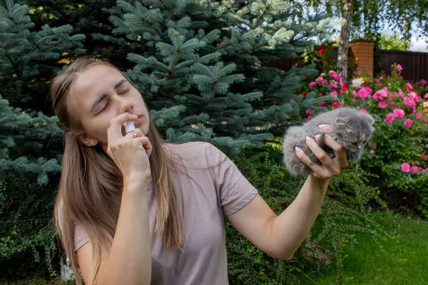 Bahçedeki Kedi Alerjisinden Hapşıran Kadın.
