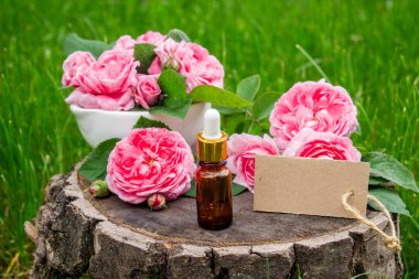 Şişe içinde gül yağı. Gerekli yağlar.