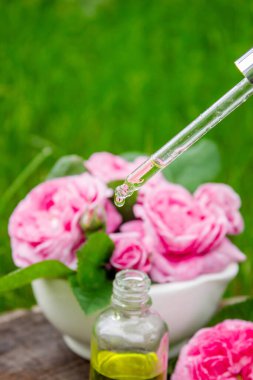 Şişe içinde gül yağı. Gerekli yağlar.