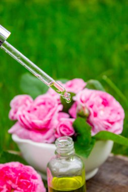 Şişe içinde gül yağı. Gerekli yağlar.