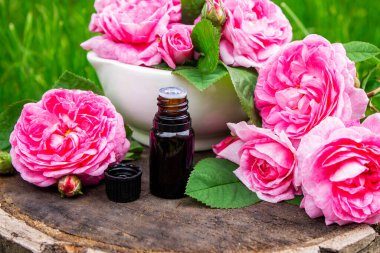 Şişe içinde gül yağı. Gerekli yağlar.