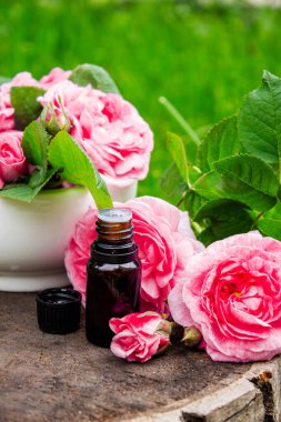 Şişe içinde gül yağı. Gerekli yağlar.