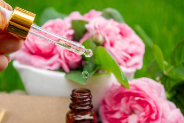 Şişe içinde gül yağı. Gerekli yağlar.