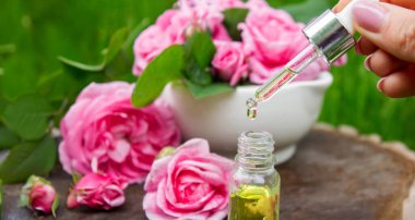 Şişe içinde gül yağı. Gerekli yağlar.