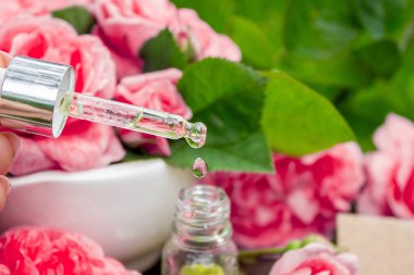 Şişe içinde gül yağı. Gerekli yağlar.