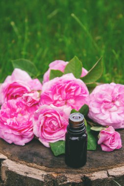 Şişe içinde gül yağı. Gerekli yağlar.