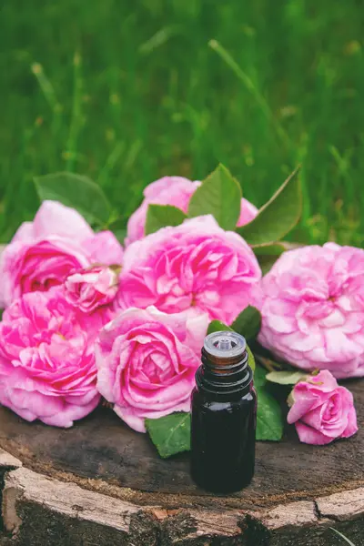 Şişe içinde gül yağı. Gerekli yağlar.