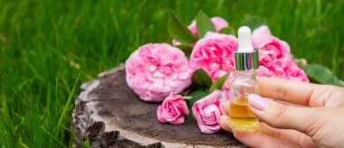 Şişe içinde gül yağı. Gerekli yağlar.