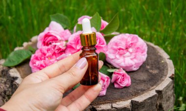 Şişe içinde gül yağı. Gerekli yağlar.