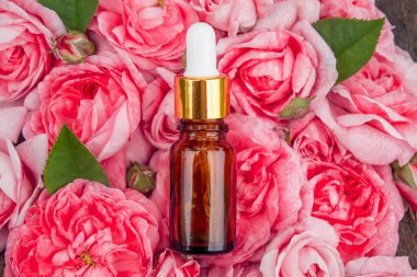 Şişe içinde gül yağı. Gerekli yağlar.