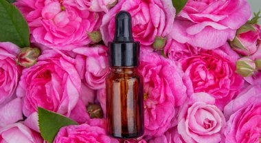 Şişe içinde gül yağı. Gerekli yağlar.