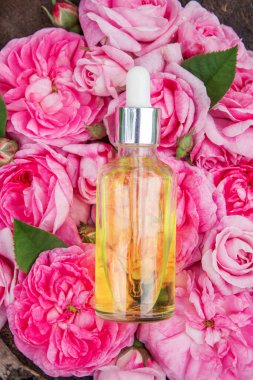 Şişe içinde gül yağı. Gerekli yağlar.