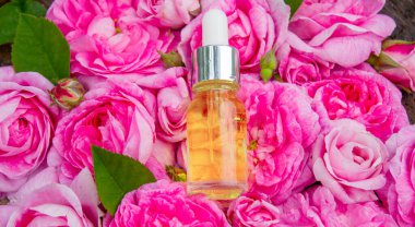 Şişe içinde gül yağı. Gerekli yağlar.