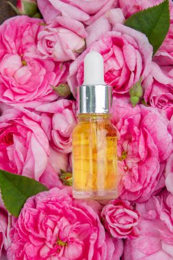 Şişe içinde gül yağı. Gerekli yağlar.